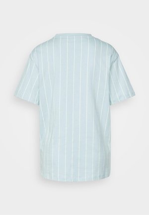 Tricou bleu deschis cu dungi verticale albe, cu mâneci scurte și guler rotund. Fabricat dintr-un material moale din bumbac, cu o croială casual.