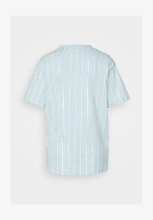T-shirt azzurro chiaro con strisce verticali bianche, maniche corte e scollatura rotonda. Realizzato in morbido cotone, vestibilità casual.