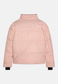 Hellrosa Steppjacke mit hohem Kragen, horizontalen Nähten und schwarzen Akzenten an den Bündchen. Glatte Textur ohne sichtbare Hardware.
