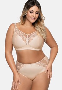 Beige lingerie-set jossa on pitsireunuksilla ja solmukohtana varustettu rintaliivi, yhdistelemällä korkeavyötäröiset alushousut, jotka on valmistettu sileästä kankaasta.