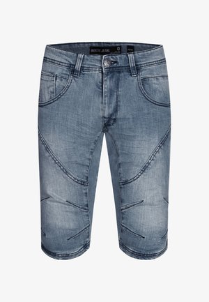 Pantalones cortos de mezclilla azul hasta la rodilla con bolsillos delanteros, trabillas para cinturón, cierre de botón y costuras decorativas en muslos y rodillas.