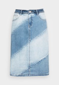 Denimkjol med ett diagonalt mönster i ljus- och mörkblå nyanser, med knappstängning och två framfickor. Mit längd design.