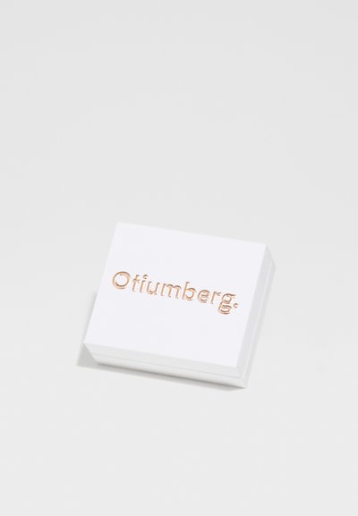 Bijela pravokutna kutija s glatkom teksturom, s logom u zlatnom foliju koji na gornjoj površini glasi "Ofiumberg".