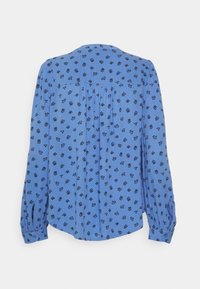 Blusa de manga larga azul que presenta un patrón floral en azul oscuro, con puños de botón y un pliegue en la parte posterior, hecha de una tela ligera.