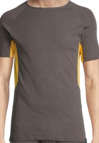 T-shirt med korte ærmer i antracitgrå med gule sidelange paneler. Lavet af glat stof, har en rund halsudskæring og en tætsiddende pasform.