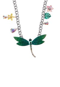 Collana a forma di libellula verde con una catena argentata; presenta ali verdi scintillanti, accenti di cristallo e decorazioni floreali in giallo e rosa.