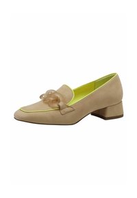 Chaussure en daim beige à petit talon carré, avec un intérieur jaune néon et un détail décoratif en forme de nœud translucide sur le nez.