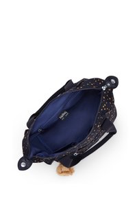 Bolsa marina con patrón de estrellas doradas, doble asa y un suave acento de piel de piel. Incluye un interior azul con bolsillos con cremallera para organización.