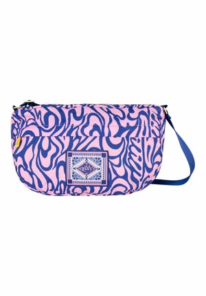 Sac bandoulière en tissu avec un motif rose et un design de vagues bleues, doté d'une étiquette frontale et d'une sangle réglable.
