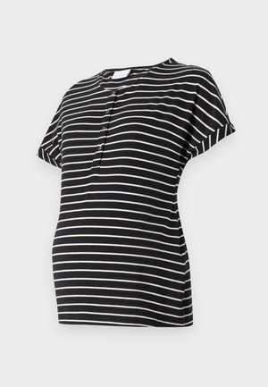 Musthave mustriba mustrõivaste T-särk lühikeste varrukatega, ümmarguse kaeluse ja esipaneelil nööbid. Pehme ja elastne kangas.