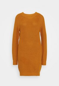 Stickad klänning i senapsgul, med ribbat mönster, rund halsringning och långa raglanärmar, samt en figursydd silhuett.