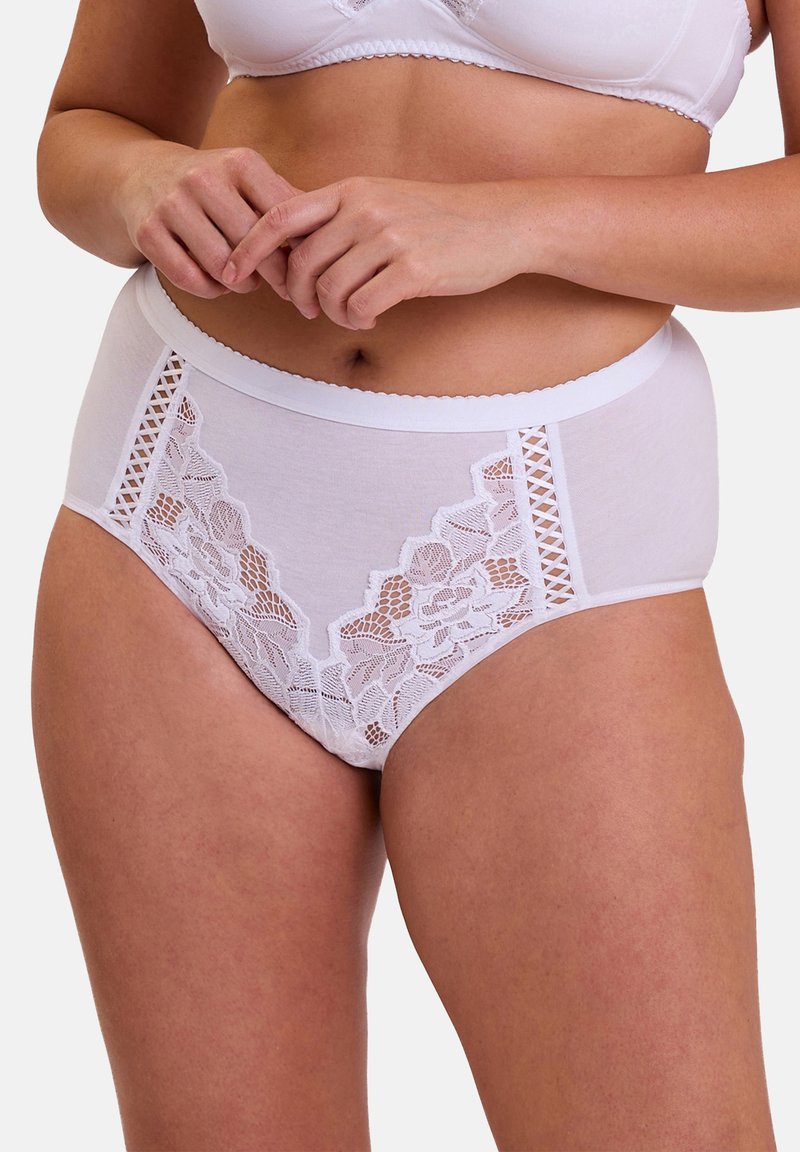 Slip en dentelle blanche avec un motif floral, panneaux en maille sur les côtés et taille festonnée, fabriqué en coton doux.