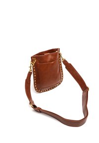 Borsa a tracolla in pelle marrone con borchie dorate lungo i bordi, apertura superiore e una tracolla rimovibile con una texture liscia.