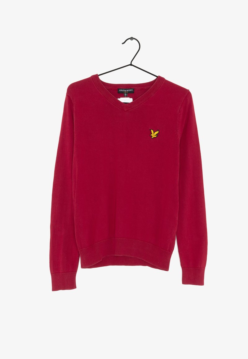 Roter V-Ausschnitt-Pullover aus weichem Stoff, mit gerippten Bündchen und Saum, versehen mit einem kleinen gelben Vogel-Logo auf der linken Brust.
