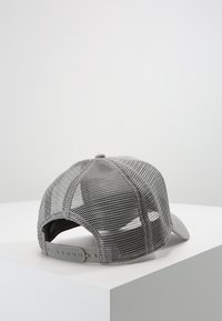 Casquette en maille grise avec une couronne arrondie, sangle réglable à l'arrière et visière solide. Surface texturée avec un design en maille respirant.
