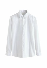 Valge smokingusärk, millel on volditud esiosa, klassikaline krae ja pikad varrukad, koos sobiva valge lipsuga.