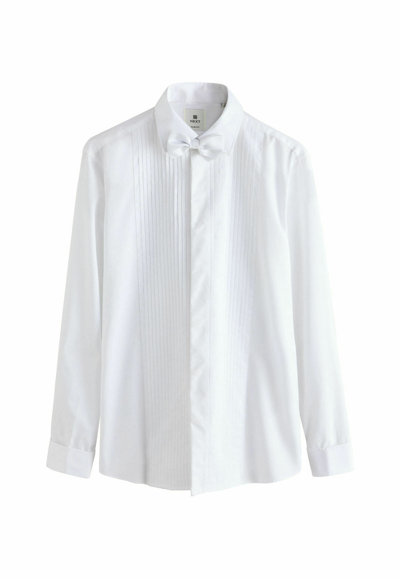 Valge smokingusärk, millel on volditud esiosa, klassikaline krae ja pikad varrukad, koos sobiva valge lipsuga.