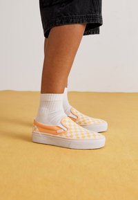 Vans CLASSIC SLIP-ON PLATFORM - Tossud - apricot