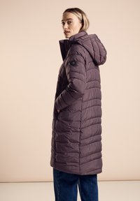 Długi, puchowy płaszcz w ciemnofioletowym kolorze z poziomym pikowaniem, kapturem i bocznymi kieszeniami. Posiada okrągłe logo na rękawie.