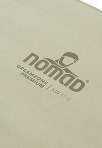 Rechthoekige, beige slaapmat gemaakt van synthetisch materiaal. Beschikt over een geometrische textuur, een bedrukt logo en modelinformatie in donkergrijs.