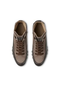 Sneaker in suede marrone con dettagli scuri, dotate di lacci tondi, cerniera laterale e suola in gomma spessa. Texture liscia con design minimalista.