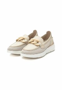 Scarpe slip-on di un beige chiaro con una tomaia tessuta e strutturata e dettagli in pelle liscia. Presentano un particolare nodo sul vamp e una suola bianca.