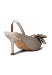 Tacco slingback in satin beige con punta affusolata, design curvo, sottile tacco a stiletto e un accento a fiocco sul retro. Texture liscia.