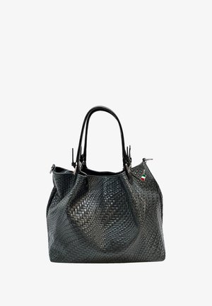 Schwarze geflochtene Handtasche mit glatten Ledergriffen, einem komplexen Muster und einem kleinen italienischen Flaggenakzent. Reißverschlussverschluss oben.
