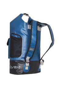 Blauw waterdichte rugzak met zwarte basis, verstelbare banden, buitenzak en zilveren accenten. Soepele, duurzame textuur met logo-detail.