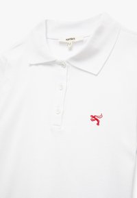 Polo bianco in cotone, con logo ricamato rosso sul lato sinistro del petto, due bottoni e design del colletto classico.