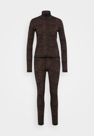 Conjunto athleisure com estampa de leopardo, composto por um top ajustado de manga comprida com fecho de correr e leggings combinando, ambos em tons escuros com detalhes contrastantes.