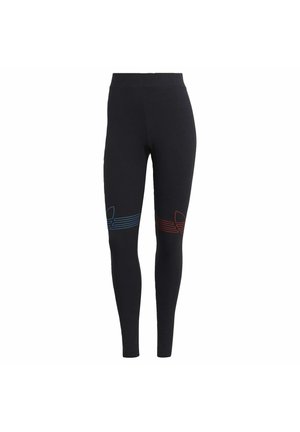 Des leggings noirs en tissu extensible présentent une texture lisse, une taille haute et des rayures colorées bleu et rouge près de la jambe inférieure.