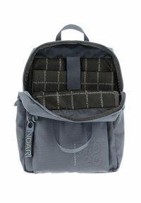 Sac à dos en tissu gris avec un extérieur texturé, un intérieur rembourré et un détail de logo. Dispose d'une poignée supérieure et d'une fermeture éclair pour un accès sécurisé.