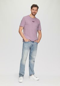 s.Oliver LOGO MIT ROLLKANTE UND STRUKTUR - T-shirt print - flieder