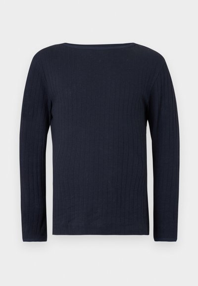 Μπλε ναυτικό ριγέ πουλόβερ με μακριά μανίκια και στρογγυλή λαιμόκοψη, απεικονίζεται επίπεδο σε ανοιχτό φόντο.