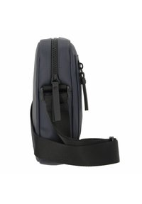 Borsa blu navy con zip, dotata di un esterno testurizzato, tracolla in tessuto nero e un cursore della zip dettagliato. Forma rettangolare compatta, progettata per la portabilità.