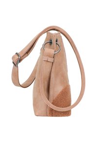 Tasche aus beigem Wildleder mit einem strukturierten braunen Akzent, runder Form, seitlichem Zugverschluss und einem langen Schultergurt mit Metallbeschlägen.
