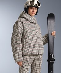 Zimska jakna s dodatkom, uzorak houndstooth, u sivoj, smeđoj i krem boji. Ima visok ovratnik, bočne džepove i odgovarajući donji deo.