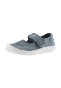 Zapatilla de lona gris con suela de goma blanca, que presenta una amplia correa de Velcro, puntera redonda y tela texturizada. Adecuada para uso casual.