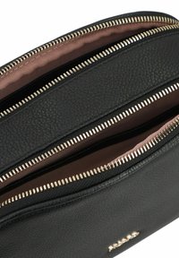Borsa in pelle nera con texture, dotata di due scomparti, zip dorate e rivestimento in satin. Presenta un logo del brand discreto sul lato.
