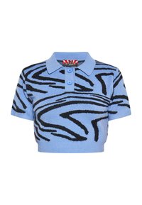 Polo shirt cropped azzurro chiaro con motivo a strisce zebrate nere, maniche corte e patta a due bottoni. Materiale in maglia morbida.