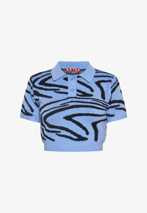 Polo scurt, de culoare bleu deschis, cu model de dungi zebra negre, mâneci scurte și guler cu două butoane. Material moale din tricot.