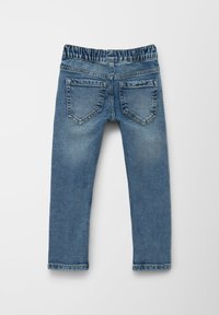 Jeans iz džins igralo v bledosmodri barvi, elastičnim pasom in dvema zadnjima žepoma. Gladka tekstura in model z ravnimi nogavicami brez dodatnih okrasnih elementov.