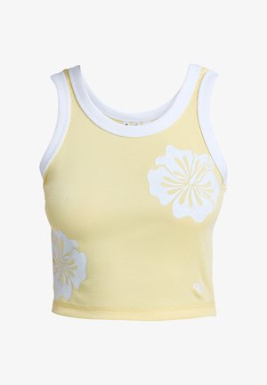 Żółty, prążkowany krótki top z białym wykończeniem i białymi nadrukami kwiatów hibiskusa po bokach z przodu.