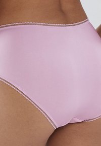 Rosafarbene, hochgeschnittene Unterwäsche aus glattem Stoff. Verfügt über zarte Spitzenverzierungen entlang des Bunds und der Beinausschnitte.