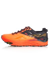 Scarpa da corsa in arancione e nero con tomaia testurizzata, design in rete e suola Vibram. Presenta un collare imbottito e un sistema di allacciatura.