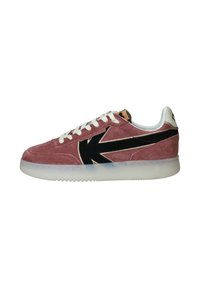 Roze suede sneakers met een zwart pijlvormig logo, witte veters en een doorzichtige zool. Heeft een gewatteerde kraag en een verstevigde teen.