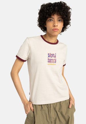 Crème korte mouwen t-shirt met bordeauxrode biezen en een kleurrijk abstract grafisch ontwerp op de voorkant. Zacht katoenmateriaal.