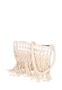 Borsa intrecciata in fibra naturale con decorazioni di perle bianche, caratterizzata da lunghe frange alla base e da una tracolla intrecciata. Colore: bianco sporco.