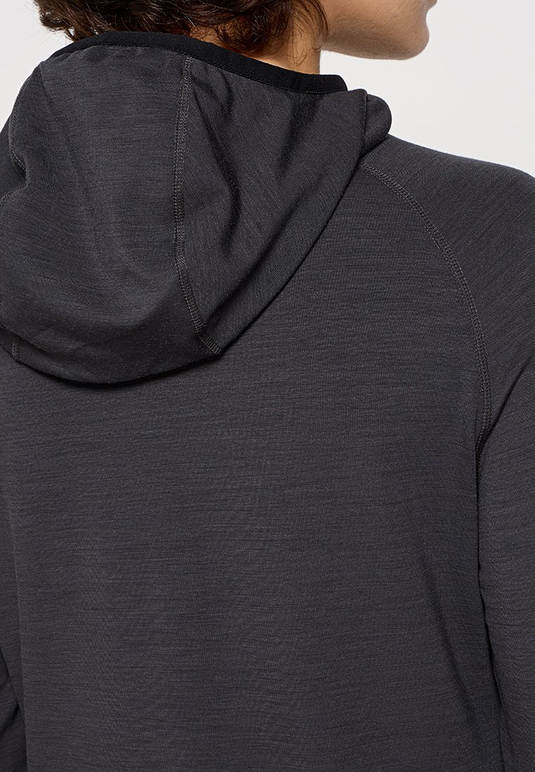 Ciemnoszara bluza z kapturem o miękkiej fakturze, z kapturem na sznurki oraz rękawami raglanowymi z przeszyciami. Odpowiednia do codziennego użytku.